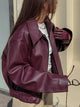 Bordeauxrote Kunstlederjacke mit stilvollem Reverskragen und Reißverschlussdetail