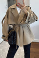 Modischer urbaner Trenchcoat mit Gürtel, Revers und Knopfdetails